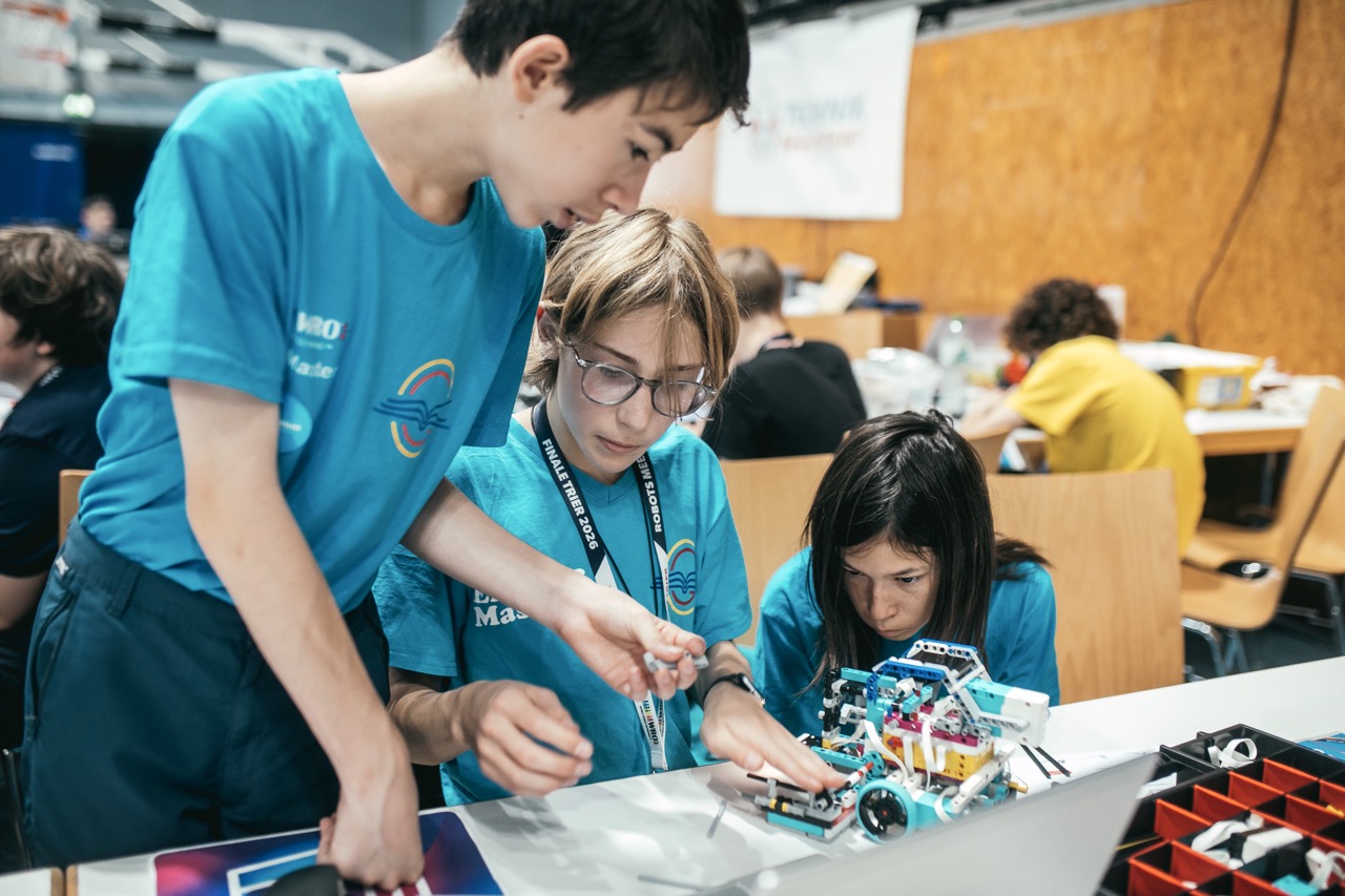 Team arbeitet gemeinsam am Roboter
