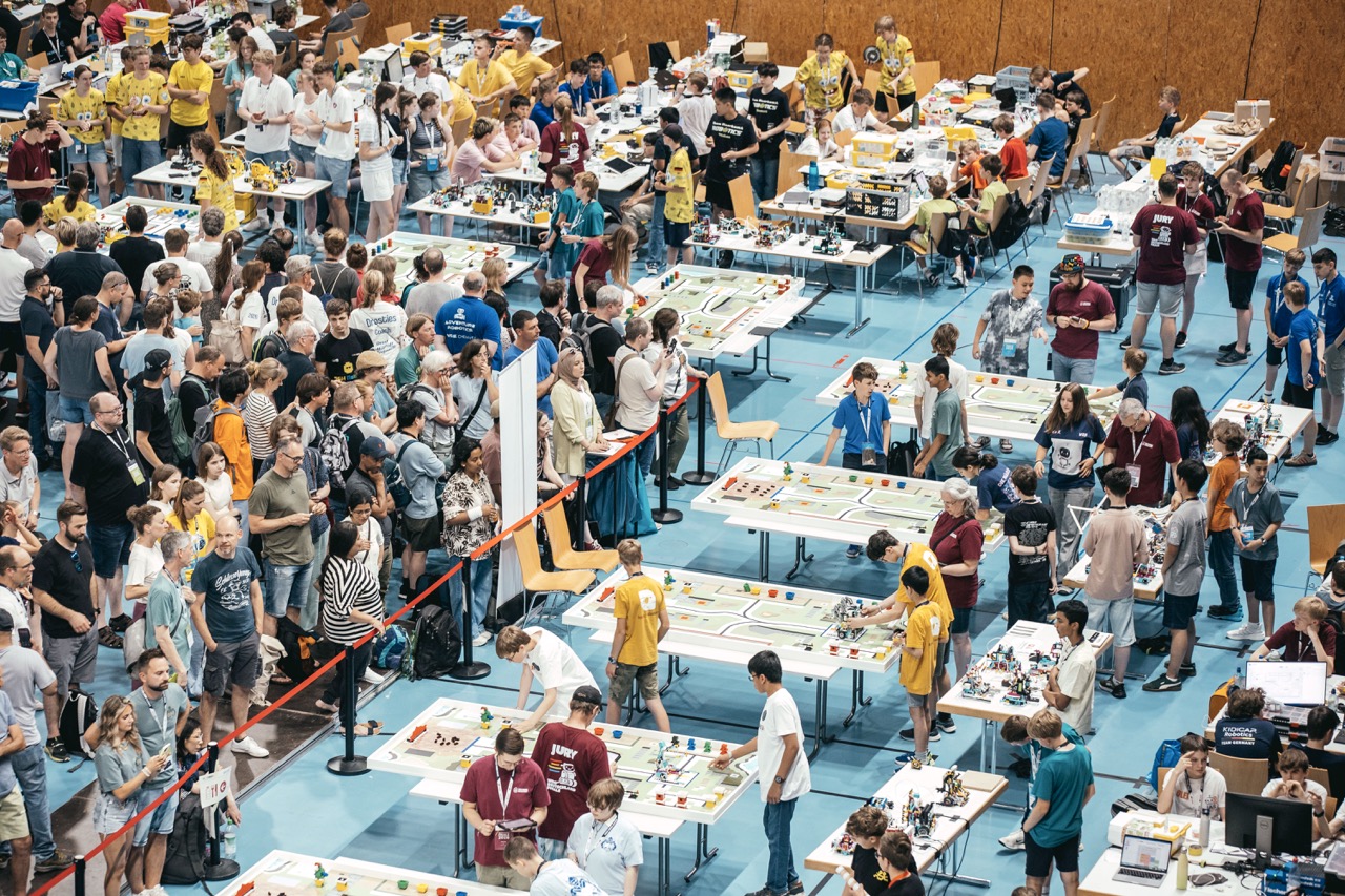 Wettkampfbereich beim WRO-Deutschlandfinale – Teams an den Spielfeldern