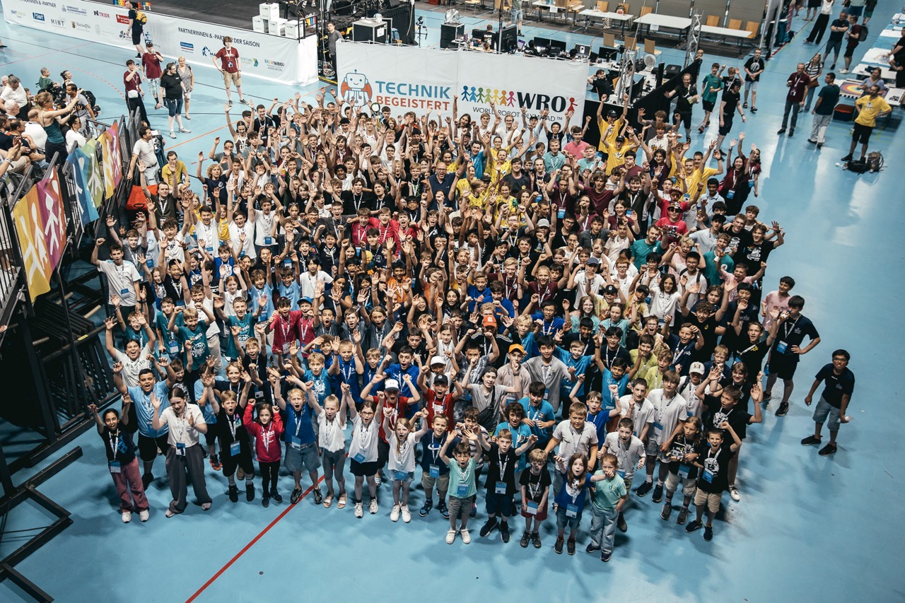 Ausstellungsstände und Besucher auf dem WRO-Deutschlandfinale
